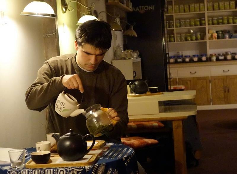 Redaktor Prostějovského deníku si vyzkoušel přípravu zeleného sypaného čaje pod dohledem provozního čajovny. 