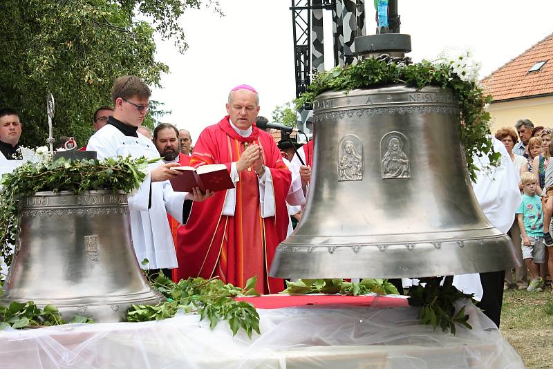 Nové dva zvony, byly v sobotním dopoledni vyzdviženy do věže kostela svatého Jakuba Staršího v Kostelci na Hané. Požehnal jim biskup Josef Nuzík. 27.7. 19