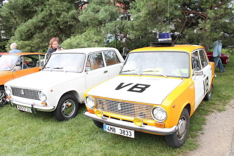 Přehlídka historických motorových vozidel v rámci soutěžní přehlídky Rallye na pohodu - z lázní do lázní. 18.8. 2019