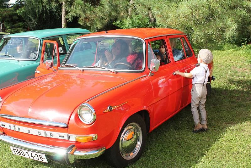 Přehlídka historických motorových vozidel v rámci soutěžní přehlídky Rallye na pohodu - z lázní do lázní. 18.8. 2019