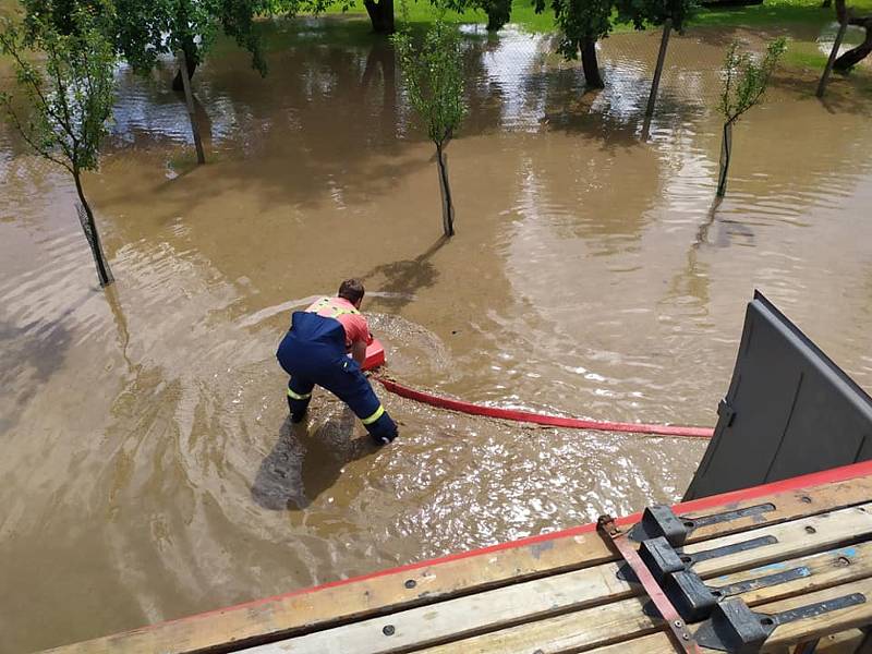 Pondělní bouřky a krupobití nadělalo v Tištíně pěknou paseku. 20.7. 2020