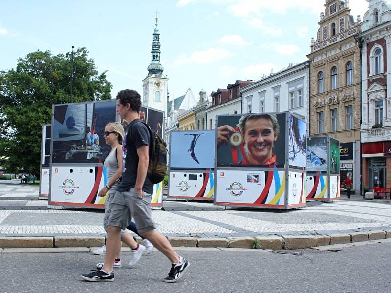 Výstava unikátních velkoformátových fotografií s olympijskou tematikou před prostějovskou radnicí