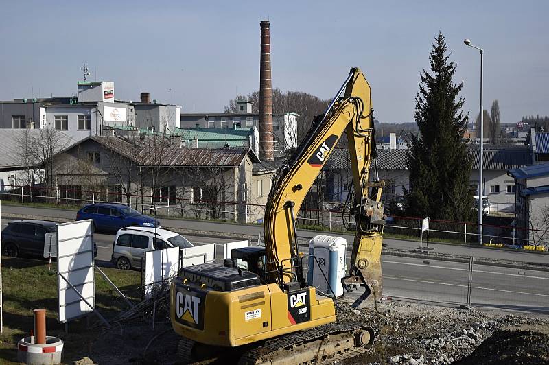 Útok bagrů na demolici dálničního mostu na D46 v Prostějově. 10.4. 2021.