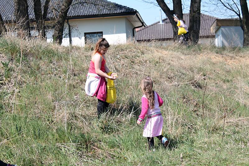 Stovky dětí se bavily na Velikonočním festivalu ve sběru vajíček, fotbalové hřiště Čechovice. 22.4. 2019