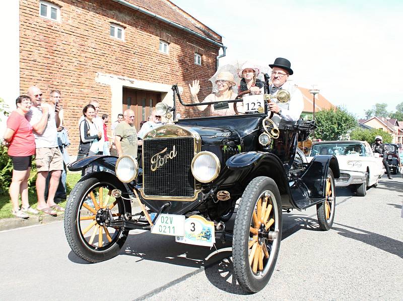 Přehlídka historických motorových vozidel v rámci soutěžní přehlídky Rallye na pohodu - z lázní do lázní. 18.8. 2019