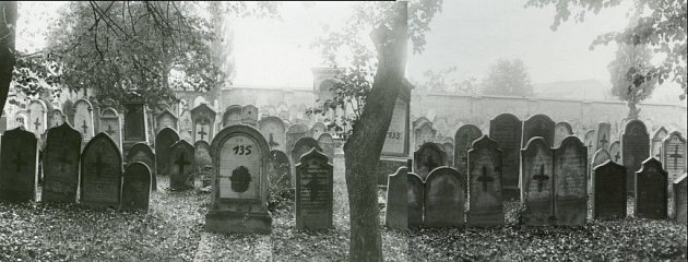 Panorama hřbitova v pohledu směrem k dnešní škole je vytvořené s fotografií, které byly pořízeny před vytrháním náhrobků asi v roce 1943