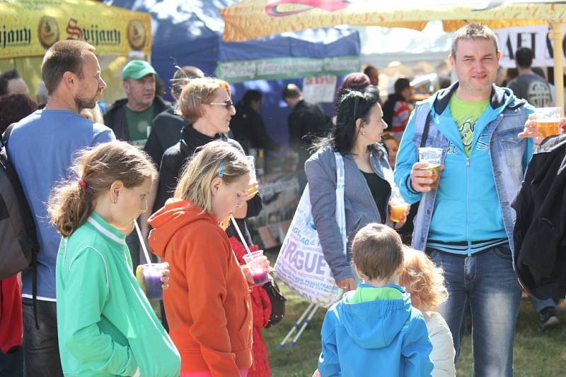 Třetí ročník pivních slavností přilákal za prostějovský velodrom davy lidí i desítky pivovarů.