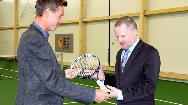 Tenista Tomáš Berdych se zúčastnil slavnostního otevření nové tenisové haly v Prostějově. Ministru školství Petru Fialovi předal podepsanou raketu.