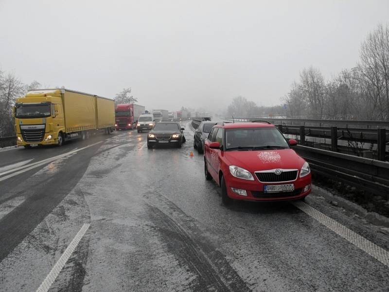 Bouračky na ledovce na D46 u Prostějova - 25. ledna 2016