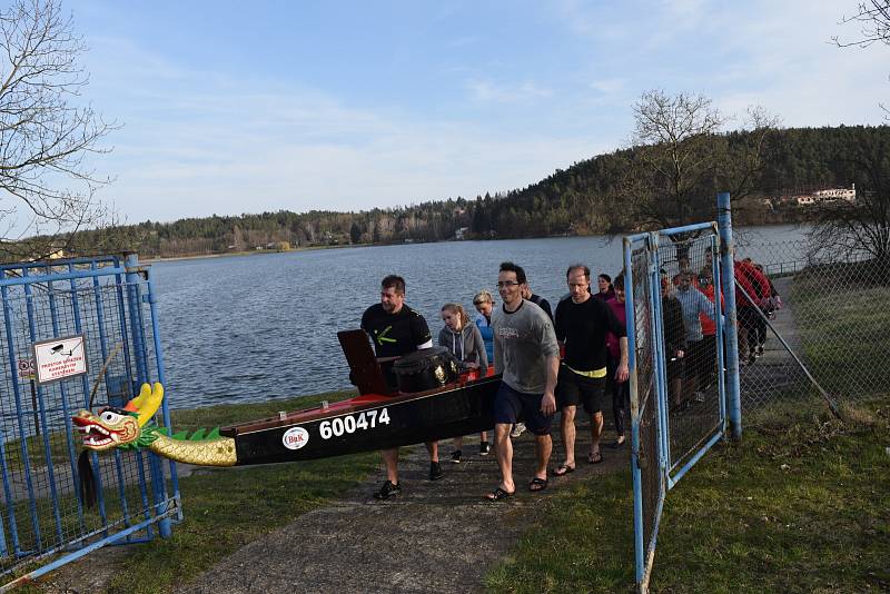 Ve středu 4. dubna, se letos poprvé ukázaly dračí lodě na Plumlovské přehradě