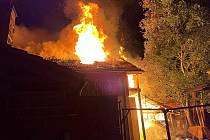 Požár s více než milionovou škodou pacifikovalo v noci z neděle na pondělí sedm hasičských jednotek.