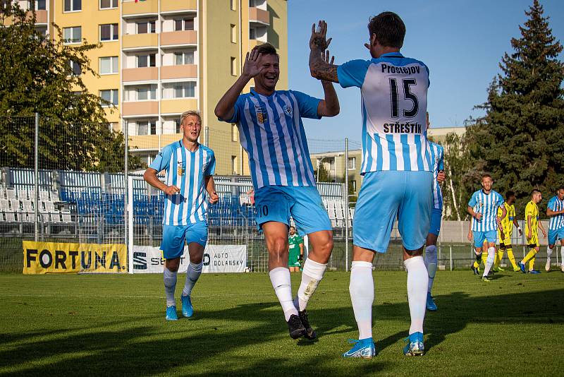 Fotbalisté Prostějova (v bílo-modrém) porazili Varnsdorf 3:2.