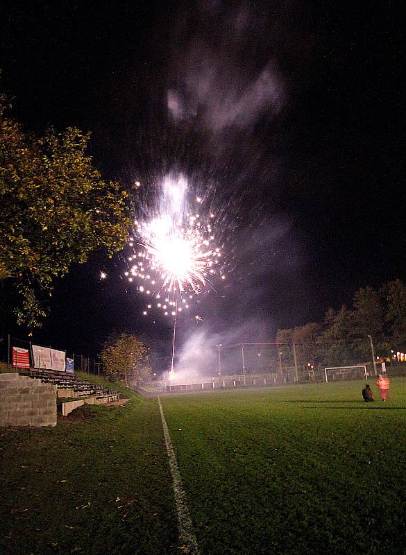 Čechovičtí fotbalisté uspořádali v den státního svátku v areálu hřiště velkou haloweenskou slavnost.