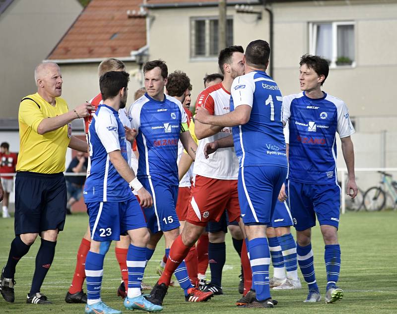 Fotbalové derby mezi Kostelcem na Hané (bíločervení) a Čechovicemi. 14.5. 2022