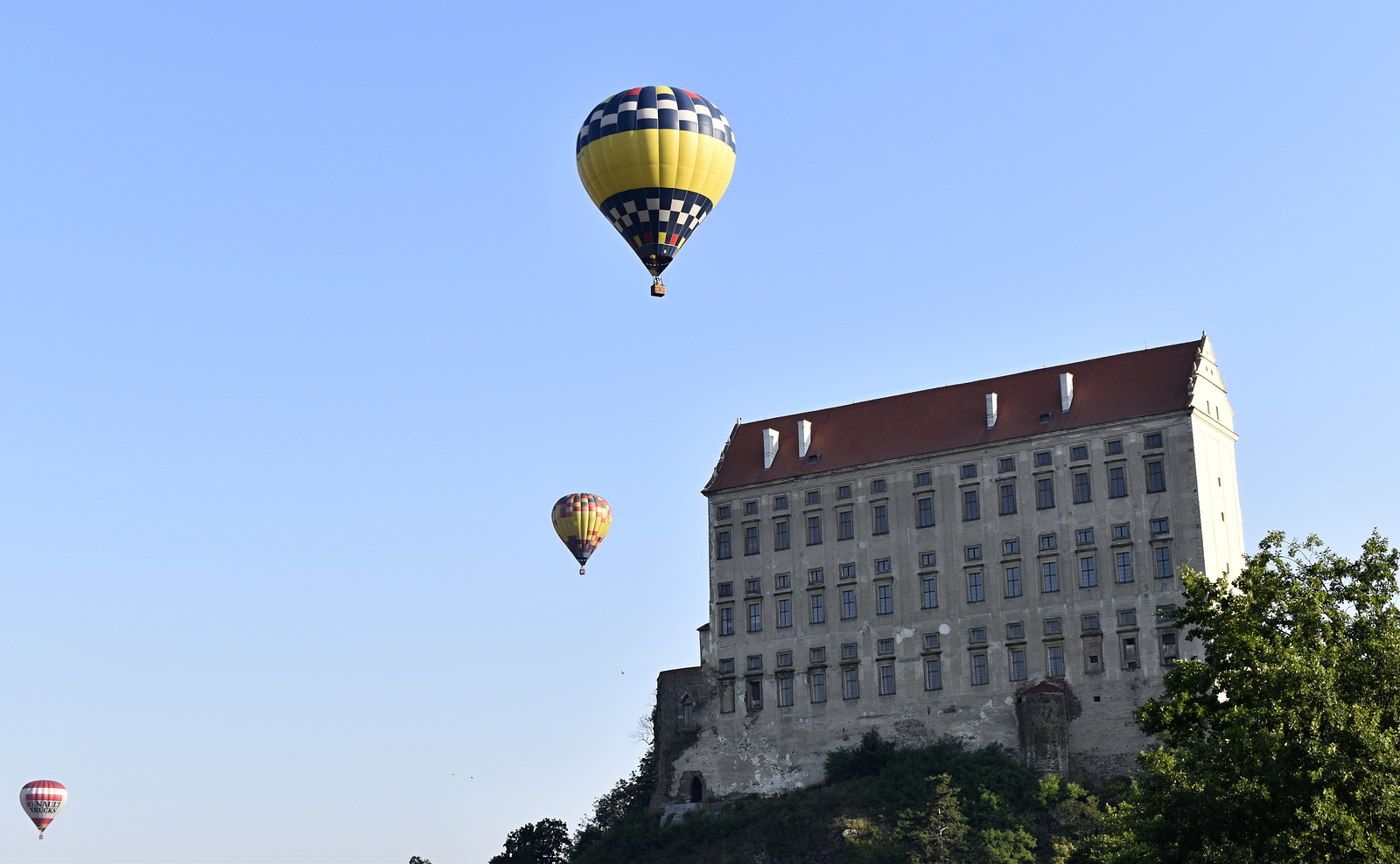 VIDEO: Balóny obsadily vzdušný prostor nad plumlovským zámkem -  Prostějovský deník