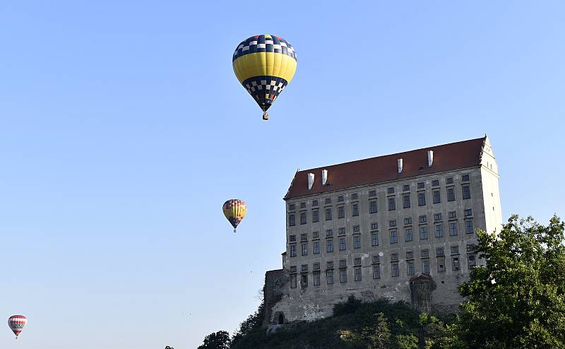 Přelety horkovzdušných balónů nad plumlovským zámkem jsou atraktivní podívanou.