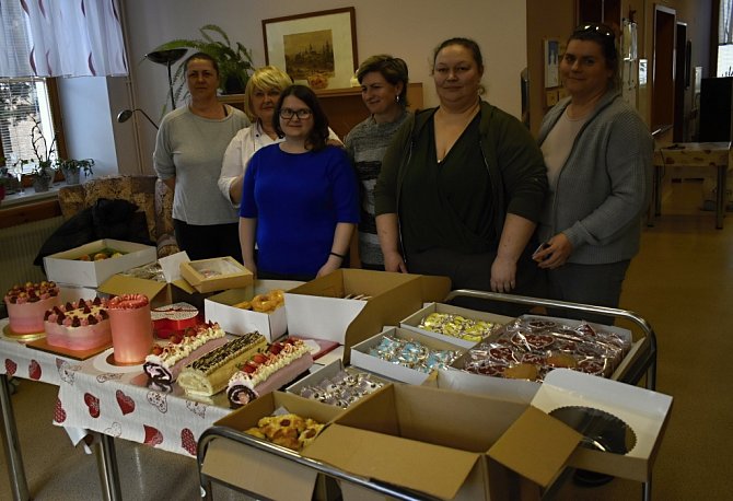 Klienti Domova pro seniory, Centrum sociálních služeb Prostějov, obdrželi v neděli 12. února sladkého Valentýna od cukrářů z celé Moravy.
