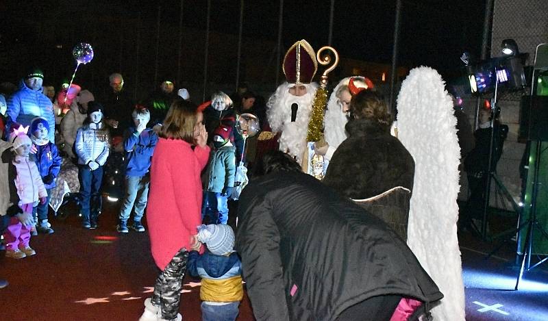 Mikulášská nadílka spojená s průvodem alpských čertů Krampusáků potěšila U Rockyho davy lidí. 4.12. 2022