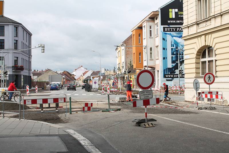 Ve dvou páteřních prostějovských ulicích probíhájí stavební práce a řidiči jsou na průjezdnosti omezeni.