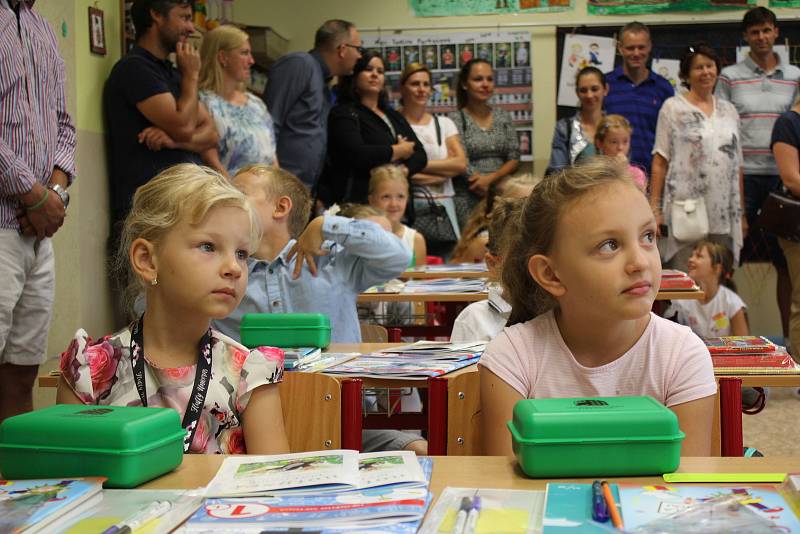 Děti nastupující do základní školy Jana Železného byli pasováni na prvňáčky.