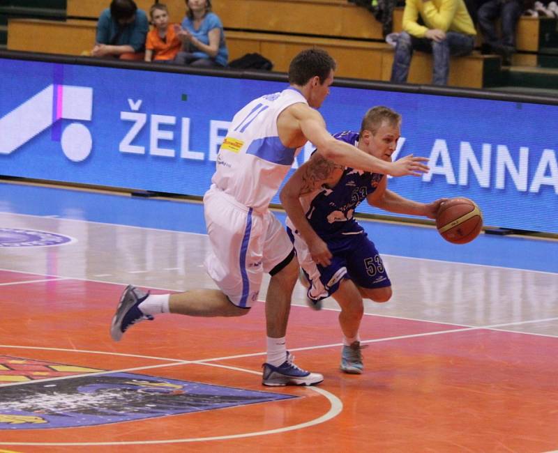 Prostějovští basketbalisté uzavřeli v sobotu základní část Mattoni NBL. V posledním zápase na domácí palubovce porazili Brno 91:76.