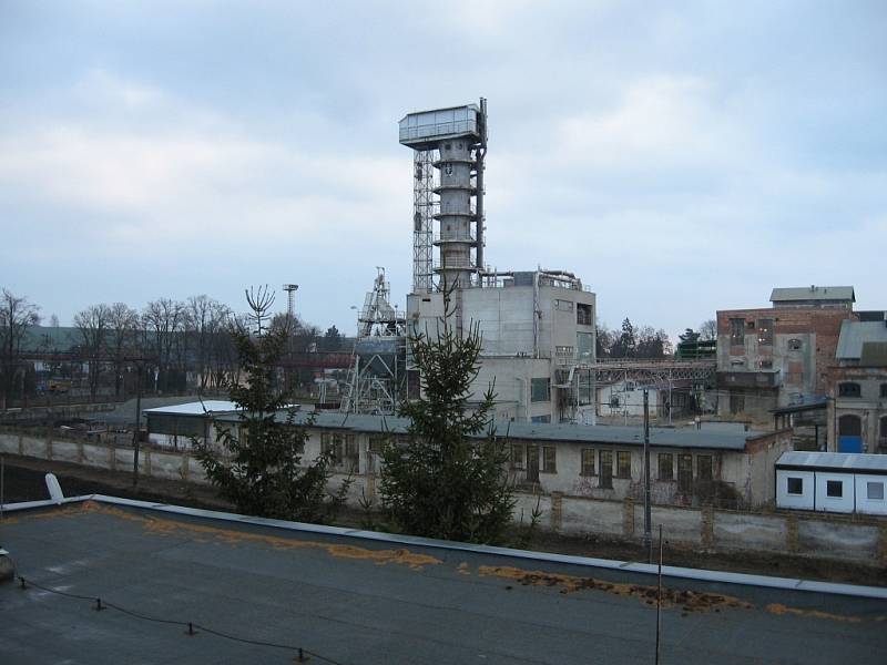 Na místě Němčického cukrovaru vyrostou drobné podniky, bytová výstavba či zeleň. Fotografie cukrovaru, stav v roce 2006