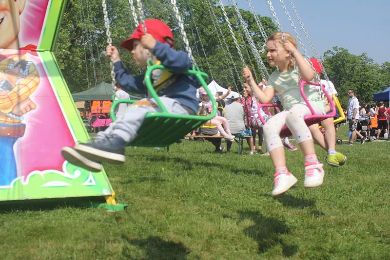 Deset družstev vařících guláše ale také spousta atrakcí. V největším prostějovském parku to žilo.