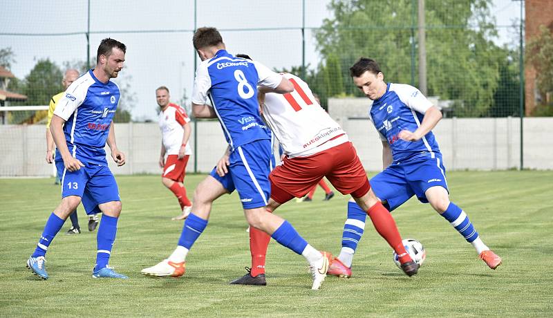 Fotbalové derby mezi Kostelcem na Hané (bíločervení) a Čechovicemi. 14.5. 2022