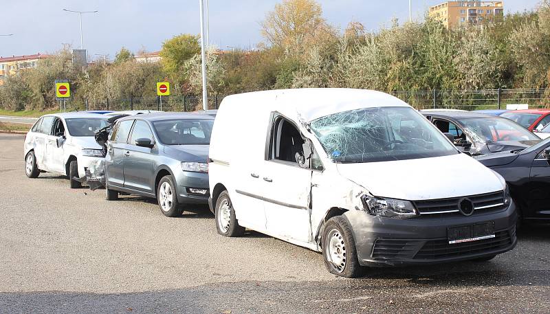 V pátek 8.11. 2019, se brzy ráno prohnal kamion autobazarem v Prostějově a zanechal po sobě pořádnou spoušť.