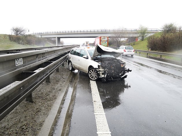 Na 20,5 kilometru D46 ve směru na Olomouc trefil řidič pod vlivem svodidla.