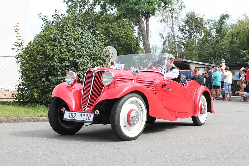 Přehlídka historických motorových vozidel v rámci soutěžní přehlídky Rallye na pohodu - z lázní do lázní. 18.8. 2019