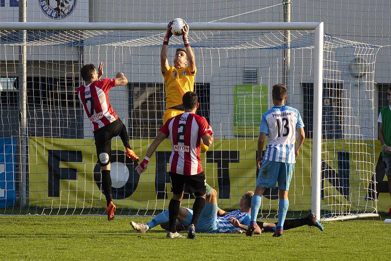 Fotbalisté Prostějova (v bílo-modrém) prohráli s Viktorií Žižkov 0:2.