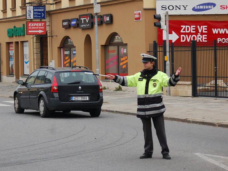 Semafory na křižovatkách na Újezdě a na Vápenici v Prostějově vyřadila z provozu bouračka z pátku minulého týdne. Dopravu tu řídí policisté