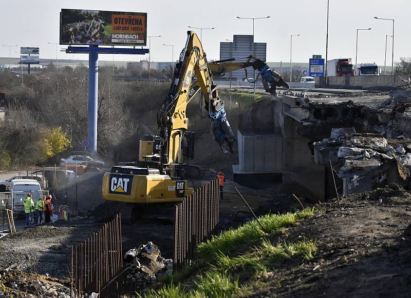 Útok bagrů na demolici dálničního mostu na D46 v Prostějově. 10.4. 2021.