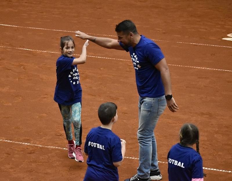 Charitativní sportovní akce Pomozte dětem se v prostějovském tenisovém centru zúčastnili i Milan Baroš a Lucie Šafářová. 17.5. 2021