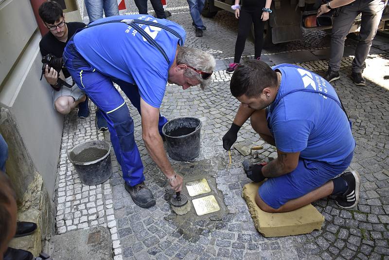 V Prostějově bylo uloženo dalších 13 Kamenů zmizelých. 25.6. 2020