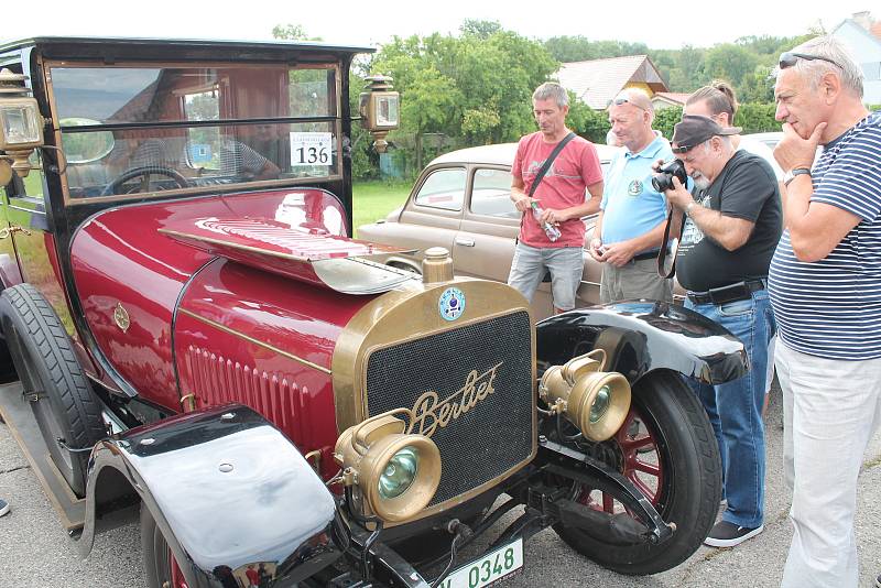 Přehlídka historických motorových vozidel v rámci soutěžní přehlídky Rallye na pohodu - z lázní do lázní. 18.8. 2019