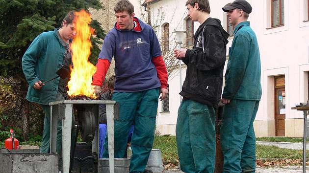 Studenti Švehlovy střední školy z oboru opravář zemědělských strojů vyráběli kovové skoby přímo před prostějovským Společenským domem. 