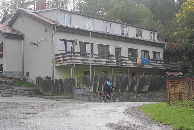 Lidé si stěžují na ubytovnu ve Stražisku. A starostovi obce už došla trpělivost - situaci řeší s policií i konickou radnicí.