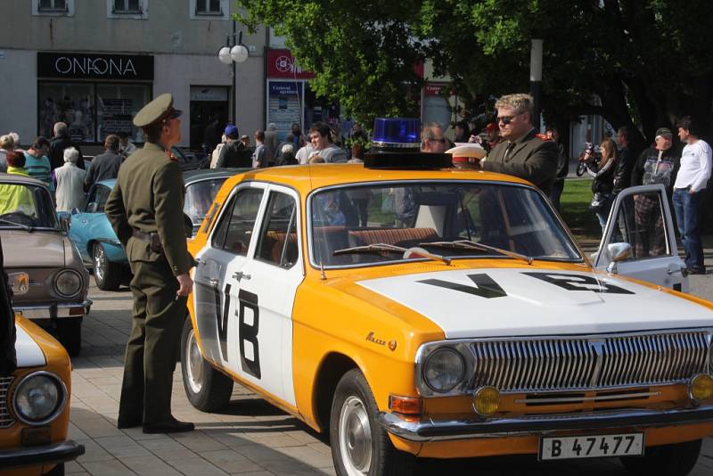 Desítky a desítky historických automobilů přijížděly v neděli ráno na hlavní prostějovské náměstí. Starší ročníky zde tak mohly zavzpomínat na své řidičské začátky, mladší pak obdivovat krásu sedmdesátiletých čtyřkolých dědečků. 