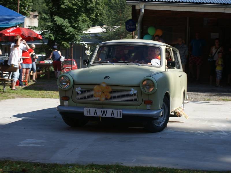 Bílý den v Hamrech - recesistická show Hawaiian Trabant