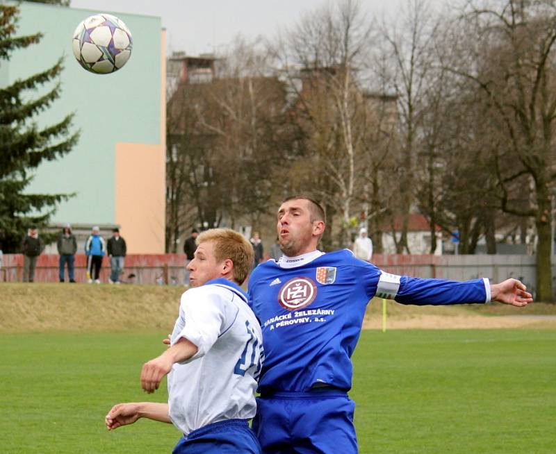 1. FK Prostějov (v modrém) vs. FC MSA Dolní Benešov - Hlavičkový souboj hostujícího Filipa Mužíka a kapitána 1. FK Prostějov Ivo Zbožínka.