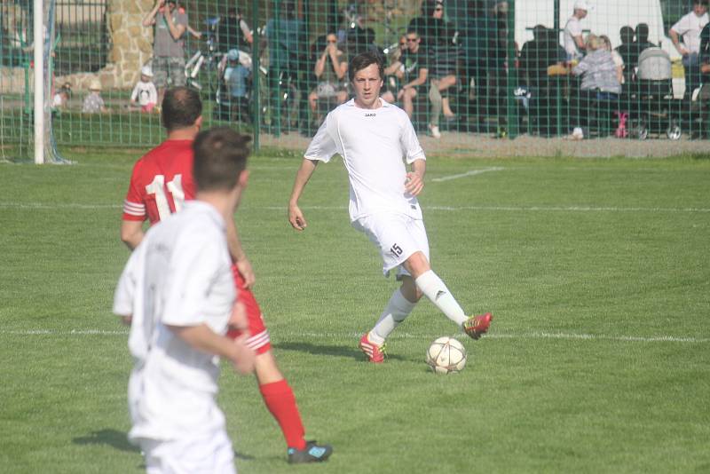 Fotbalisté Mostkovic (v červeném) vyhráli v Čechovicích 2:1