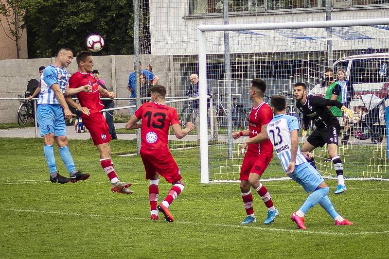 Fotbalisté Prostějova (v bílo-modrém) prohráli s Líšní 0:1.