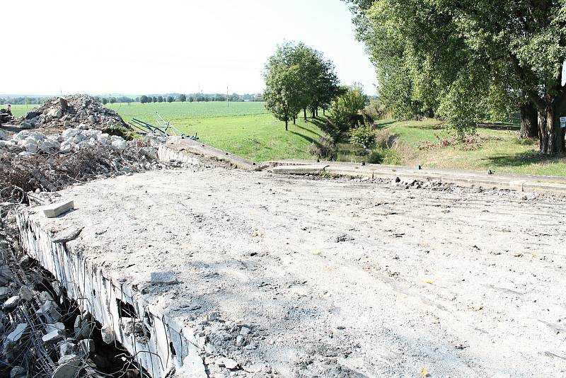 Letitá spojnice Mořic s Němčicemi mizí pod drapáky bagru