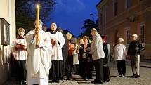 Svěcením ohně a velikonoční svíce začala v Němčicích v sobotu po západu slunce slavnost Vzkříšení Krista