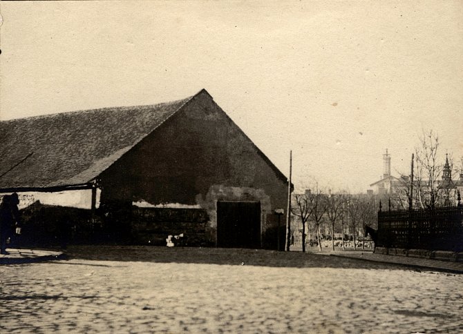Tam, kde je dnes parkoviště před sokolovnou, stával tento hospodářský objekt. Vpravo je vidět ohrazení pernštýnského zámku. Stavba prostějovské sokolovny začala na jaře 1907.