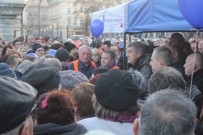 Prostějovské náměstí navštívil předseda ANO Andrej Babiš. Zájem o něj byl veliký.