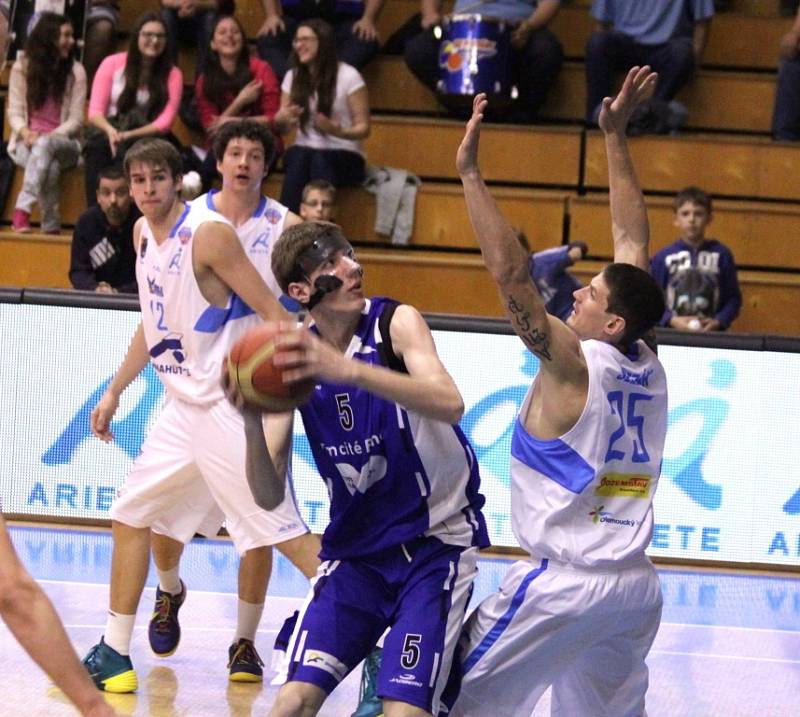 Prostějovští basketbalisté uzavřeli v sobotu základní část Mattoni NBL. V posledním zápase na domácí palubovce porazili Brno 91:76.