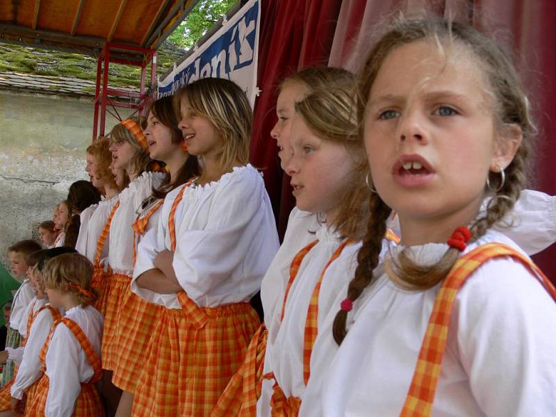 Všechny výstupy byly doprovázeny dětským pěveckým sborem.